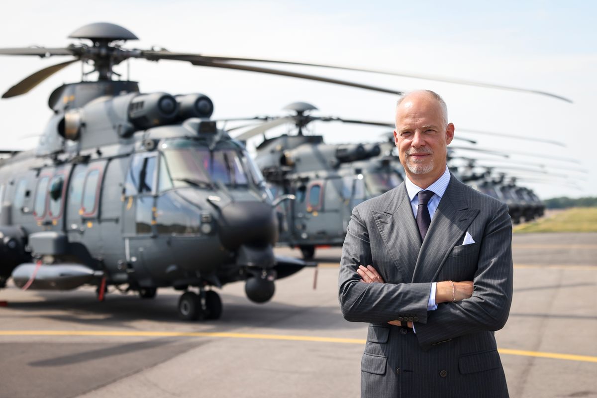 Szolnok, 2025. július 15.
Szalay-Bobrovniczky Kristóf honvédelmi miniszter a Magyar Honvédség (MH) közepes kategóriájú, többfeladatú helikopterflottájának bemutatóján az MH Kiss József 86. Helikopterdandár szolnoki bázisán 2025. július 15-én. Megérkezett az utolsó két Airbus H225M típusú helikopter és ezzel teljessé vált a Magyar Honvédség közepes kategóriájú, többfeladatú helikopterflottája.
MTI/Hegedüs Róbert