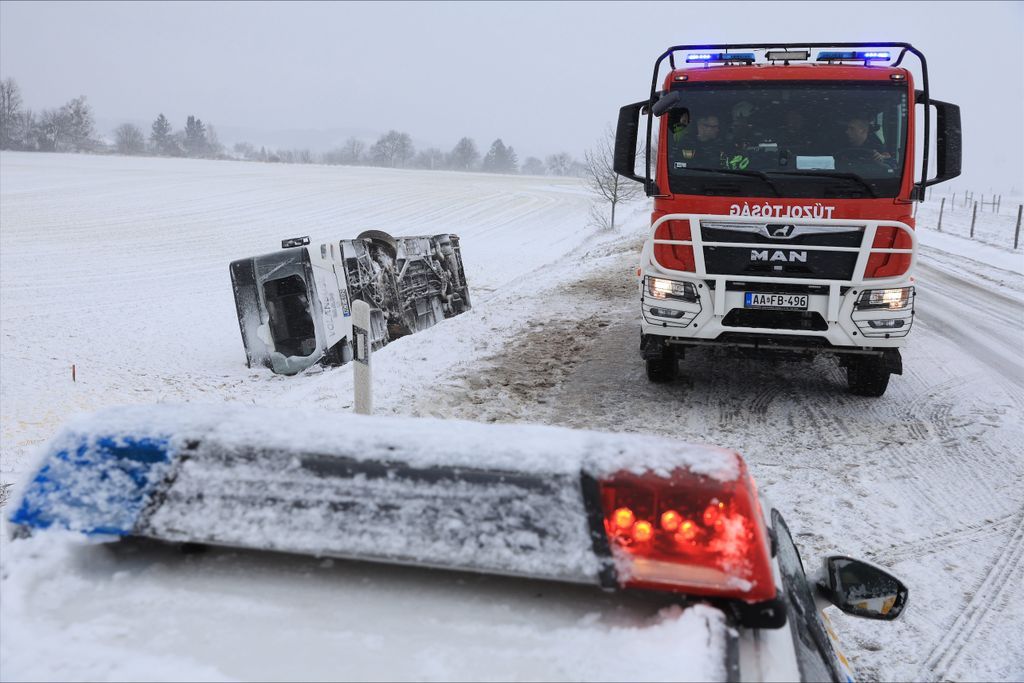 árokba borult busz Zala