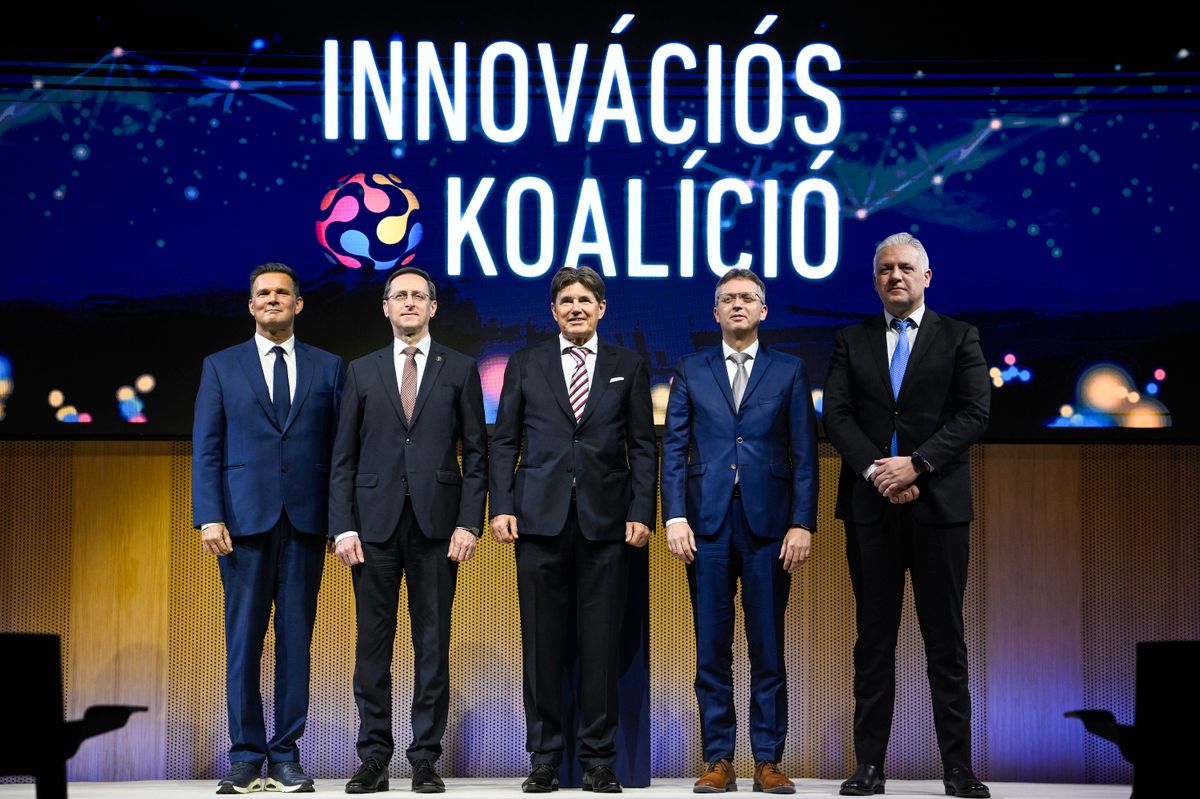 Budapest, 2026. február 11.
Birkner Zoltán, a Magyar Innovációs Szövetség (MISZ) alelnöke, Varga Mihály, a Magyar Nemzeti Bank (MNB) elnöke, Nagy Elek, a Magyar Kereskedelmi és Iparkamara (MKIK) elnöke, Hankó Balázs kultúráért és innovációért felelős miniszter és Szabados Richárd, a Nemzetgazdasági Minisztérium kis- és középvállalkozások fejlesztéséért, technológiáért és a védelmi iparért felelős államtitkára (b-j) az Innováció, ami összeköt című konferencián az MNB Lámfalussy Konferencia Központjában 2026. február 11-én. A konferenciát a Magyar Nemzeti Bank (MNB) és a Magyar Kereskedelmi és Iparkamara (MKIK) közösen szervezte.
MTI/Purger Tamás