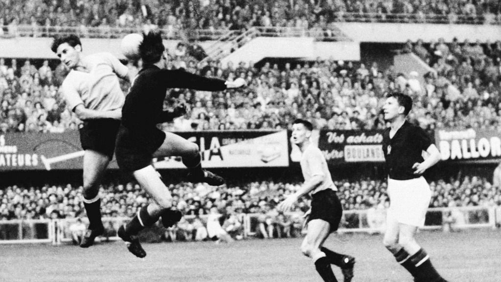 1954: Grosics Gyula nagy munkában az Uruguay elleni vb-mérkőzésen