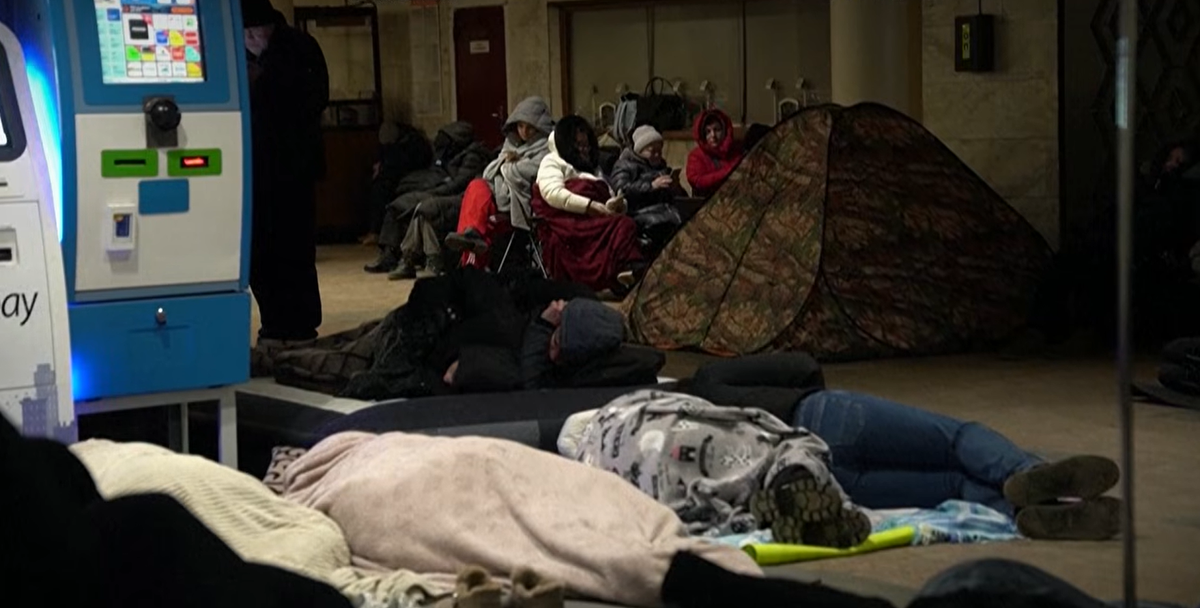 Kijevi lakosok metróállomásokon keresnek menedéket az újabb orosz légicsapások idején (Forrás: YouTube)