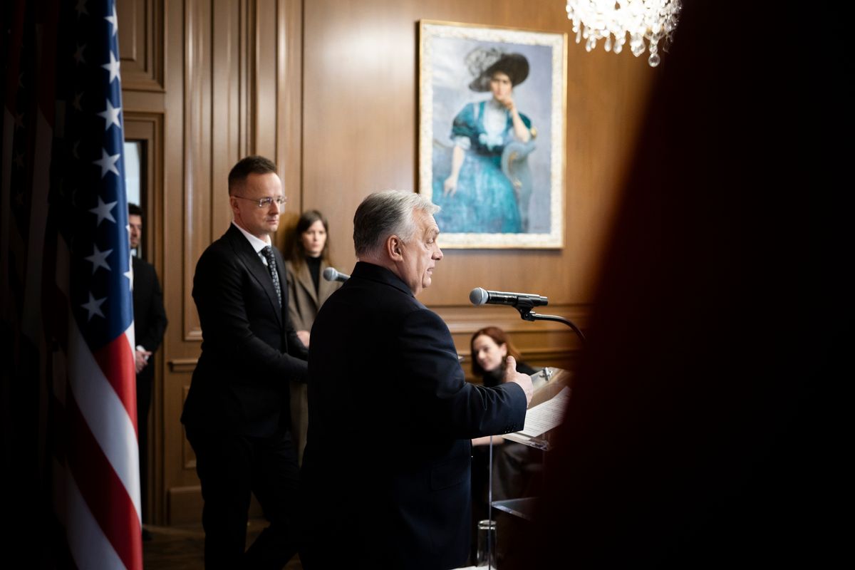 Washington, 2026. február 19.
A Miniszterelnöki Kommunikációs Főosztály által közreadott képen Orbán Viktor miniszterelnök (j) a Donald Trump amerikai elnök által kezdeményezett Béketanács alakuló ülése után tartott sajtótájékoztatón Washingtonban 2026. február 19-én. Mellette Szijjártó Péter külgazdasági és külügyminiszter.
MTI/Miniszterelnöki Kommunikációs Főosztály/Fischer Zoltán