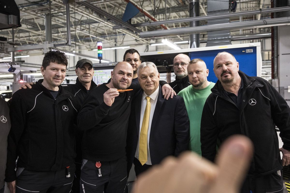 A Miniszterelnöki Kommunikációs Főosztály által közreadott képen Orbán Viktor miniszterelnök (j4) a Mercedes-Benz 140 éves jubileuma alkalmából a vállalat kecskeméti gyárában tartott ünnepség után 2026. február 26-án 