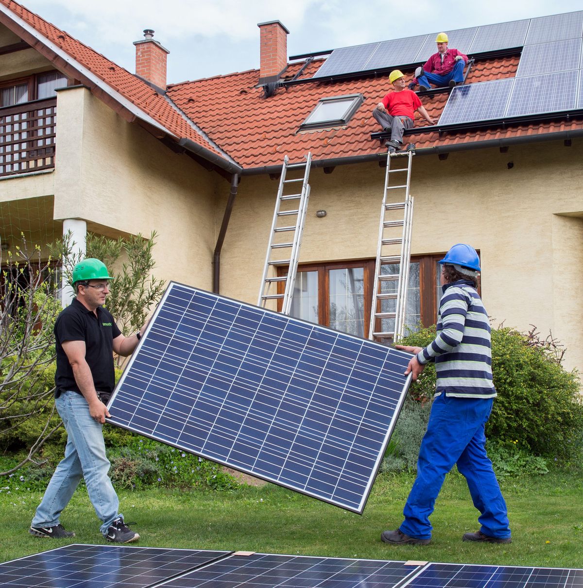 energia, 20160419 Napelem rendszer kiépítésén dolgoznak a szakemberek egy gyáli családi háznál 2016.04.14-én. napenergia megújúló energia elmű hálózatra visszatápláló napelemes rendszer állami támogatás energetikai rendszer koszerűsítése családi ház fűtés hűtés szakmunkás munka