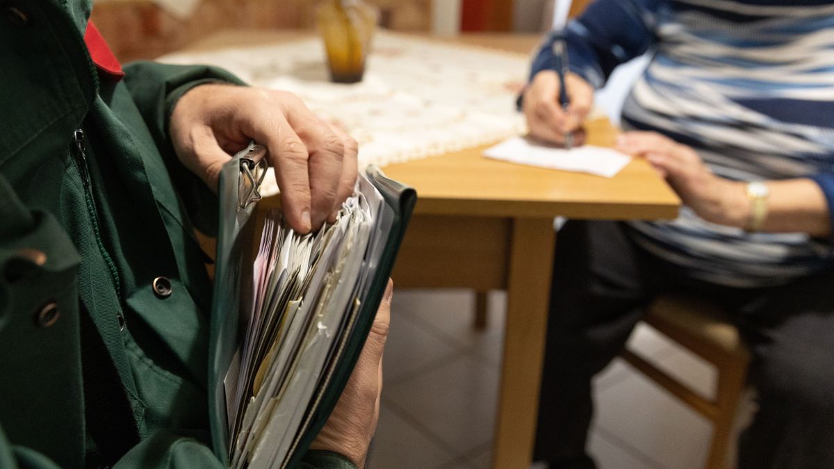 Budapest, 2025. február 12.
A 13. havi nyugdíjat kézbesíti egy postás egy fővárosi társasházban 2025. február 12-én. A Magyar Posta a február havi nyugdíjjal együtt a 13. havi nyugellátást ütemezetten február 11-től kézbesíti egészen a hónap végéig.
MTI/Kocsis Zoltán