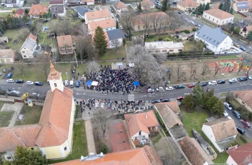Jámbor András szerint ezen a fotón ezernél is több ember hallgatja Magyar Pétert (Forrás: Facebook)