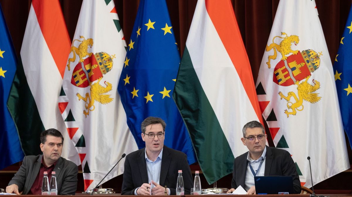 Budapest, 2026. január 28.
Karácsony Gergely főpolgármester (k), Kiss Ambrus, a Főpolgármesteri Hivatal főigazgatója (b) és Számadó Tamás főjegyző a Fővárosi Közgyűlés ülésén a Városháza dísztermében 2026. január 28-án.
MTI/Kocsis Zoltán