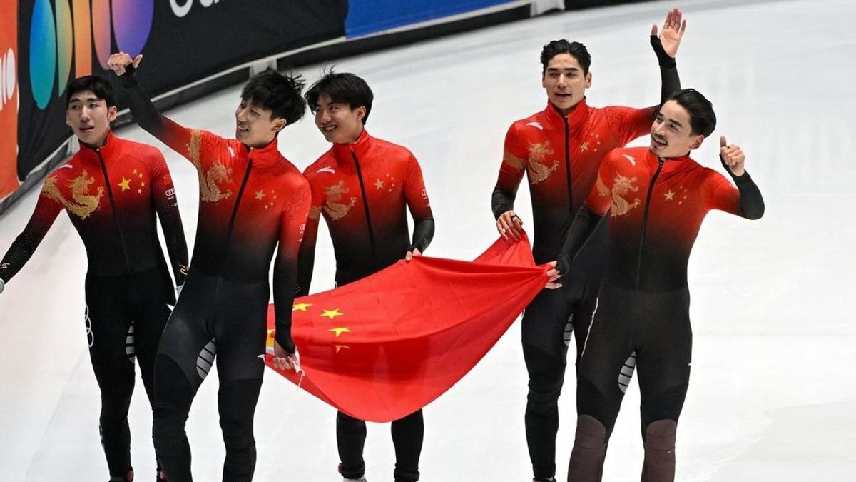 Ünnepel az aranyérmes kínai férfiváltó a 2024-es vb-n, Liu Shaolin Sándor a jobb szélen, mellette Liu Shaoang