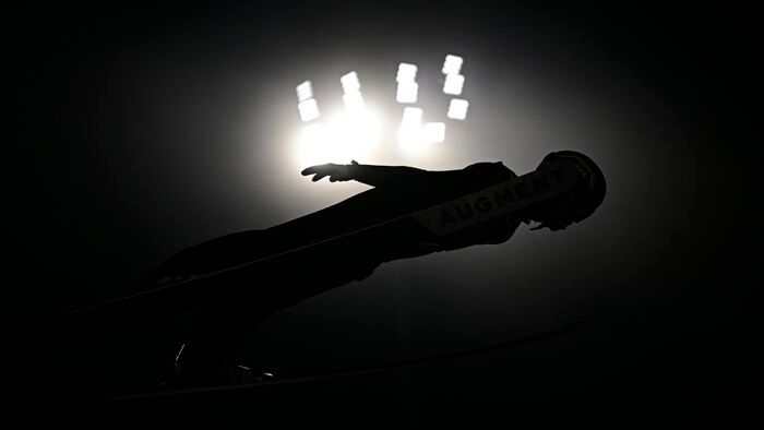 Olaszország - A francia Valentin Foubert ugrik a férfi síugró dombtetős edzésén a 2026-os milánói cortinai téli olimpiai játékokon