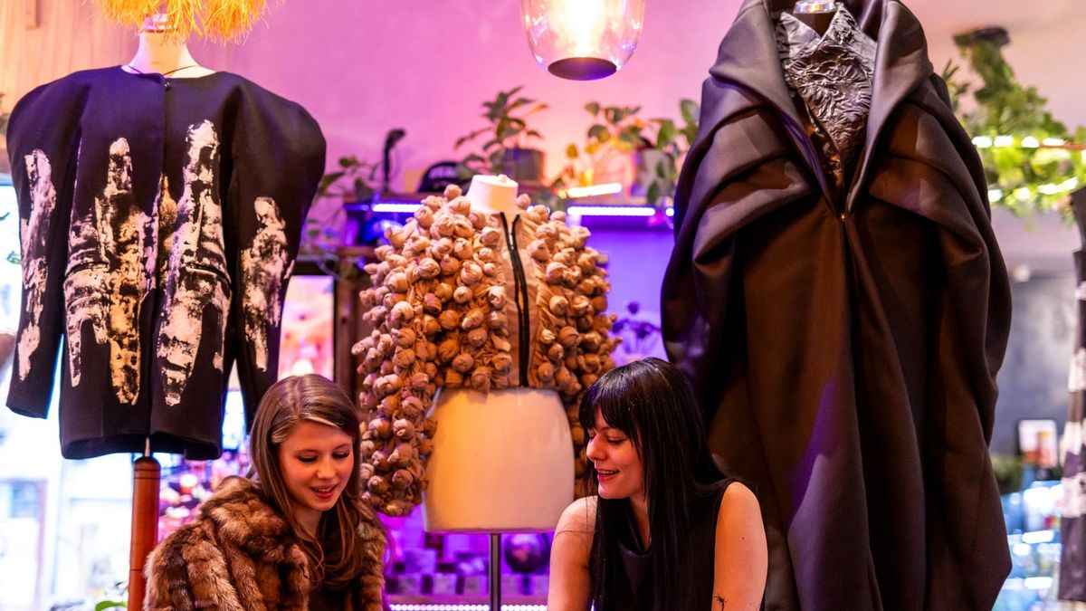 Vörös rúzs, neoprén és négyszáz csomó: ilyen a divathét a kifutón túl + galéria