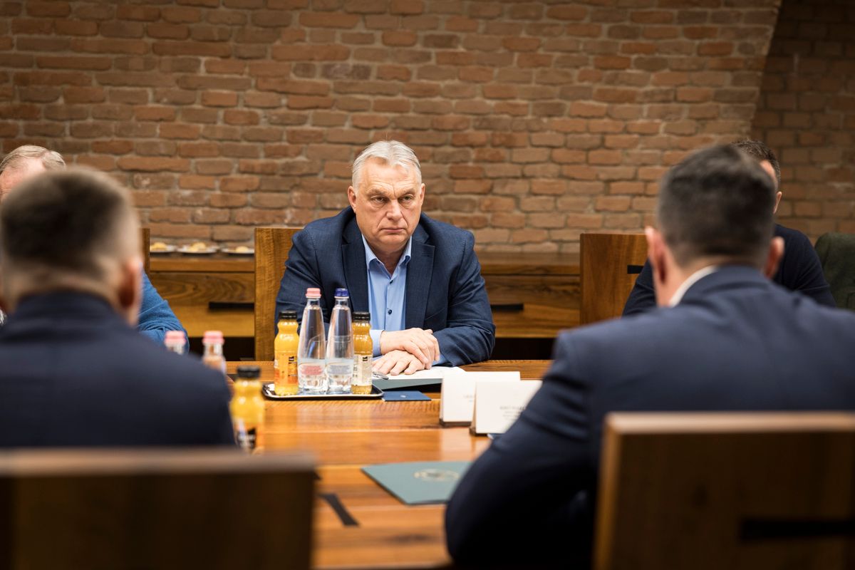 Budapest, 2026. február 28.
A Miniszterelnöki Kommunikációs Főosztály által közreadott képen Orbán Viktor miniszterelnök (k) a Védelmi Tanács ülésén 2026. február 28-án.
MTI/Miniszterelnöki Kommunikációs Főosztály/Kaiser Ákos