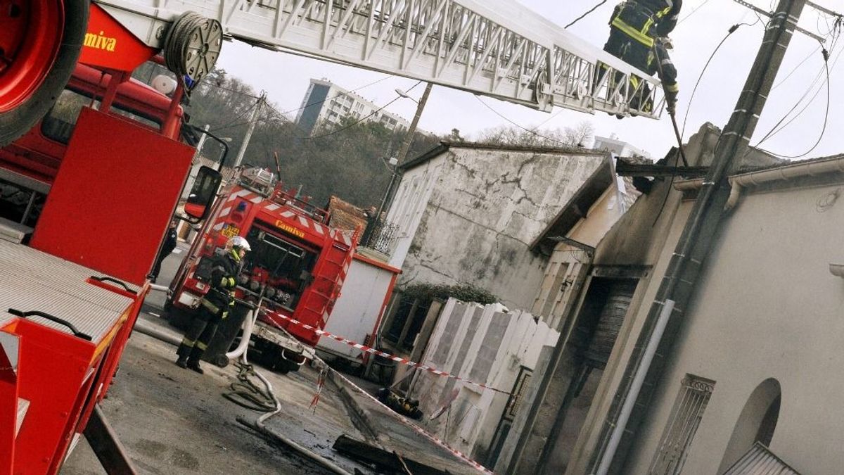 Éppen rohantak a tűzoltók, hogy életeket mentsenek, de azt álmukban sem gondolták volna, hogy ezt kik fogják megakadályozni