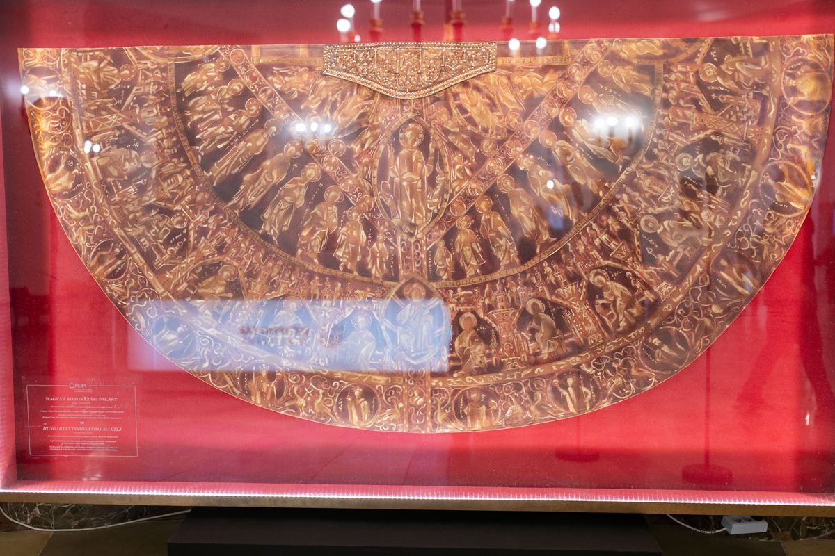A koronázási palást hű másolatát a Magyar Állami Operaháztól kapta a Magyar Nemzeti Múzeum