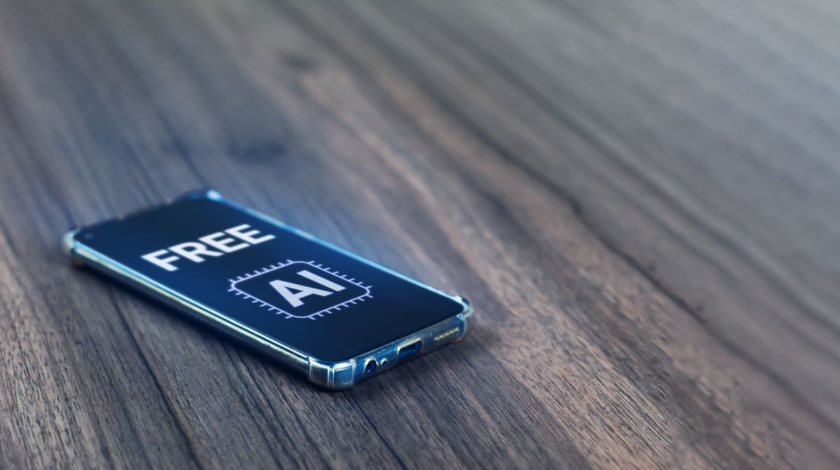 Smartphone with artificial intelligence chip and FREE text on screen, symbolizing free access, innovation and massive use of AI applications in mobile technology.