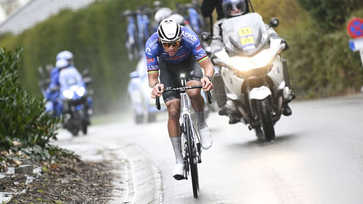 Mathieu van der Poel és Valter Attila dolgát az eső is nehezítette, holland bravúros mentés a győzelem az Omloop Nieuwsblad kerékpár versenyen
