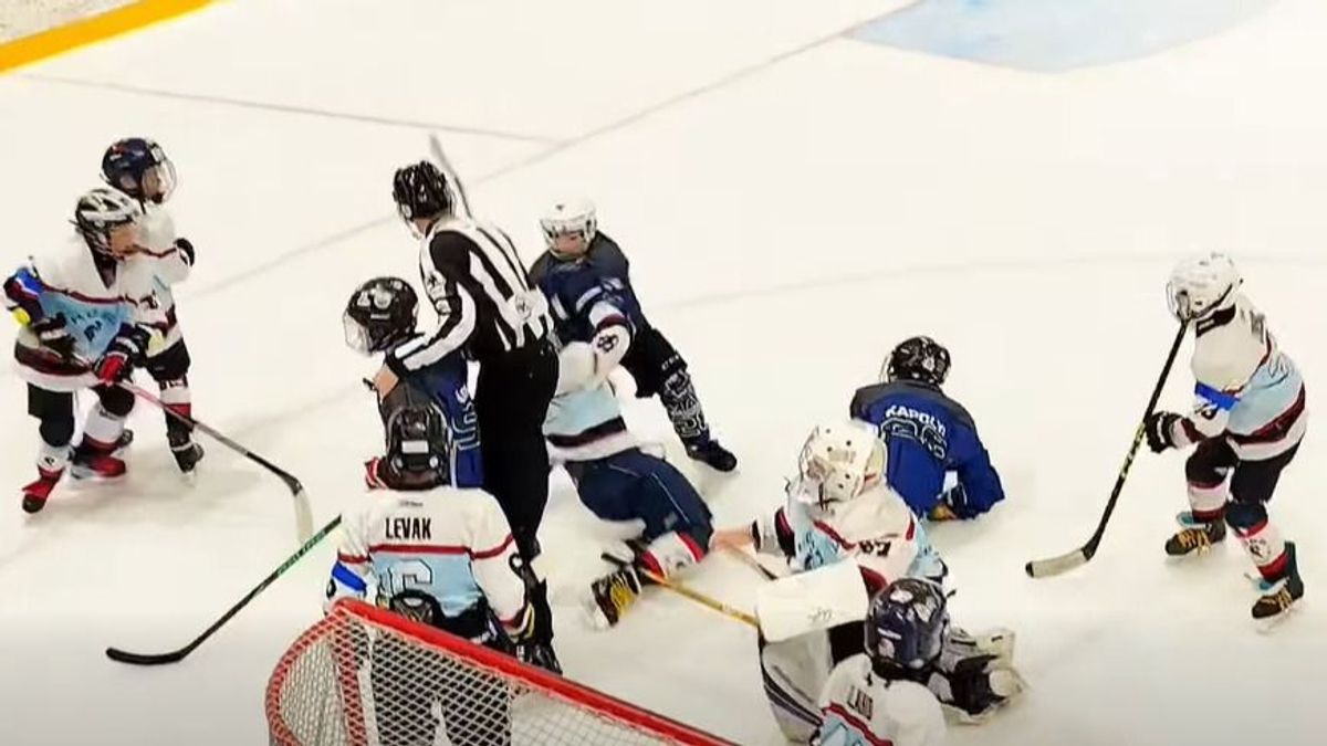 Magyar és szlovák gyerekek estek egymásnak az U10-es hokimérkőzésen + videó