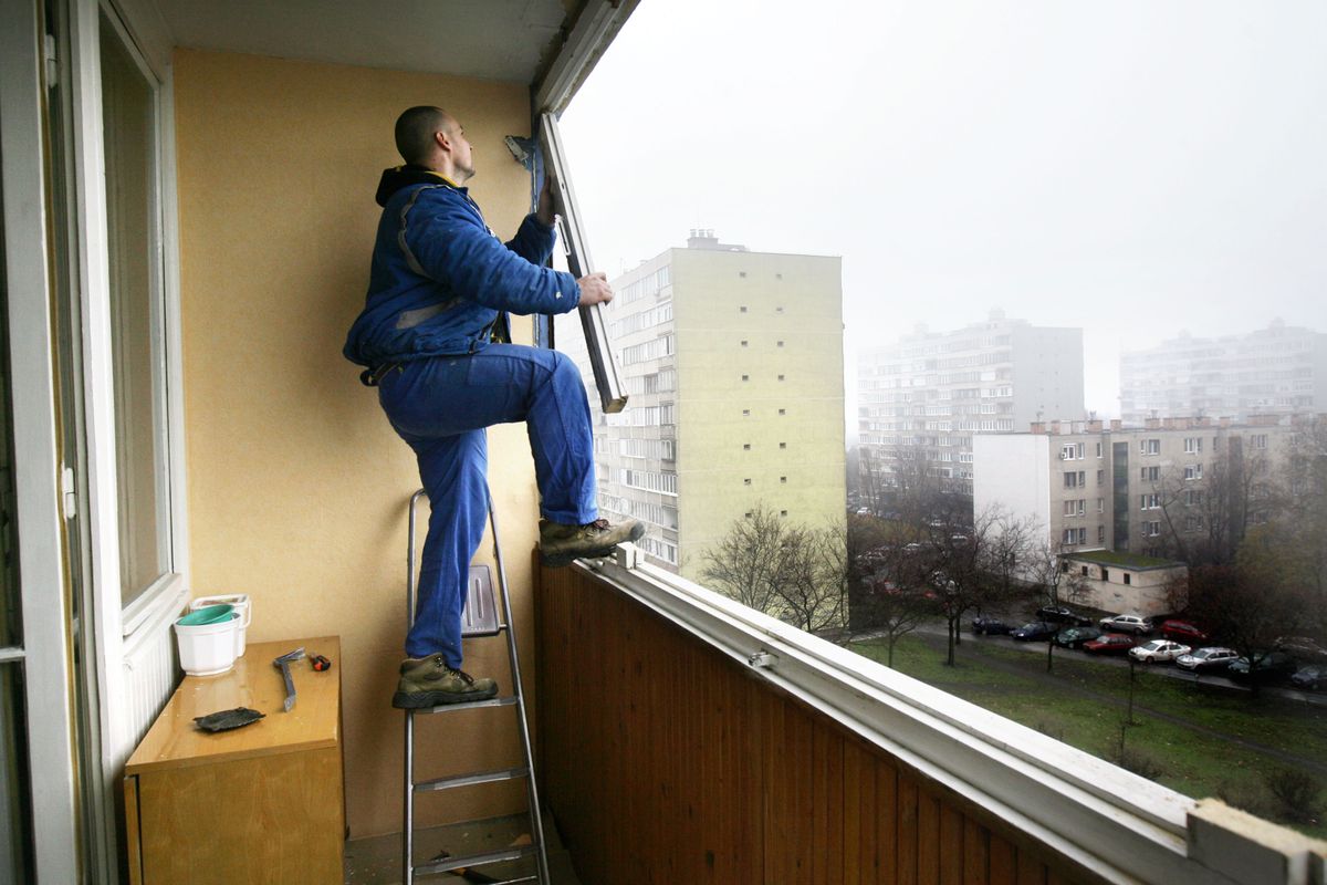 panel lakás ingatlan felújítás ablakcsere nyílászárók ablakok , hõszigetelés , munkás dolgozó