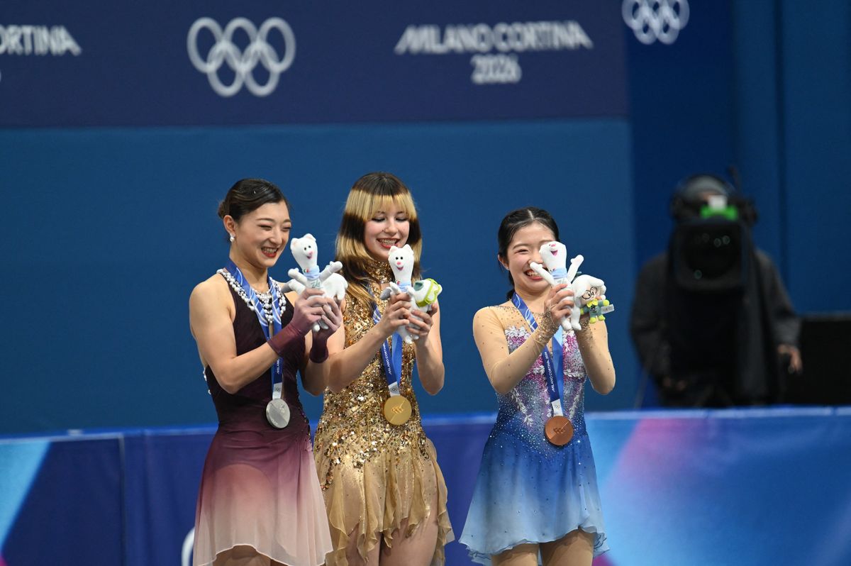 Alysa Liu mellett az ezüstérmes Szakamoto Kaori  és a bronzérmes Nakai Ami 