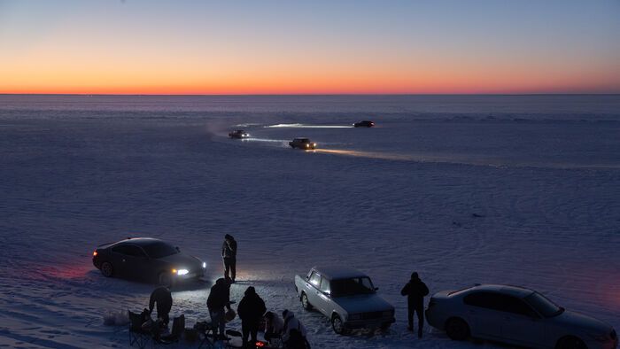 Ukrajna - Emberek gyűlnek össze, hogy szórakozzanak a befagyott Kijevi-víztározón, más néven a Kijevi-tengeren, a fővárosban történt tömeges áram- és fűtési rendszerkiesések idején