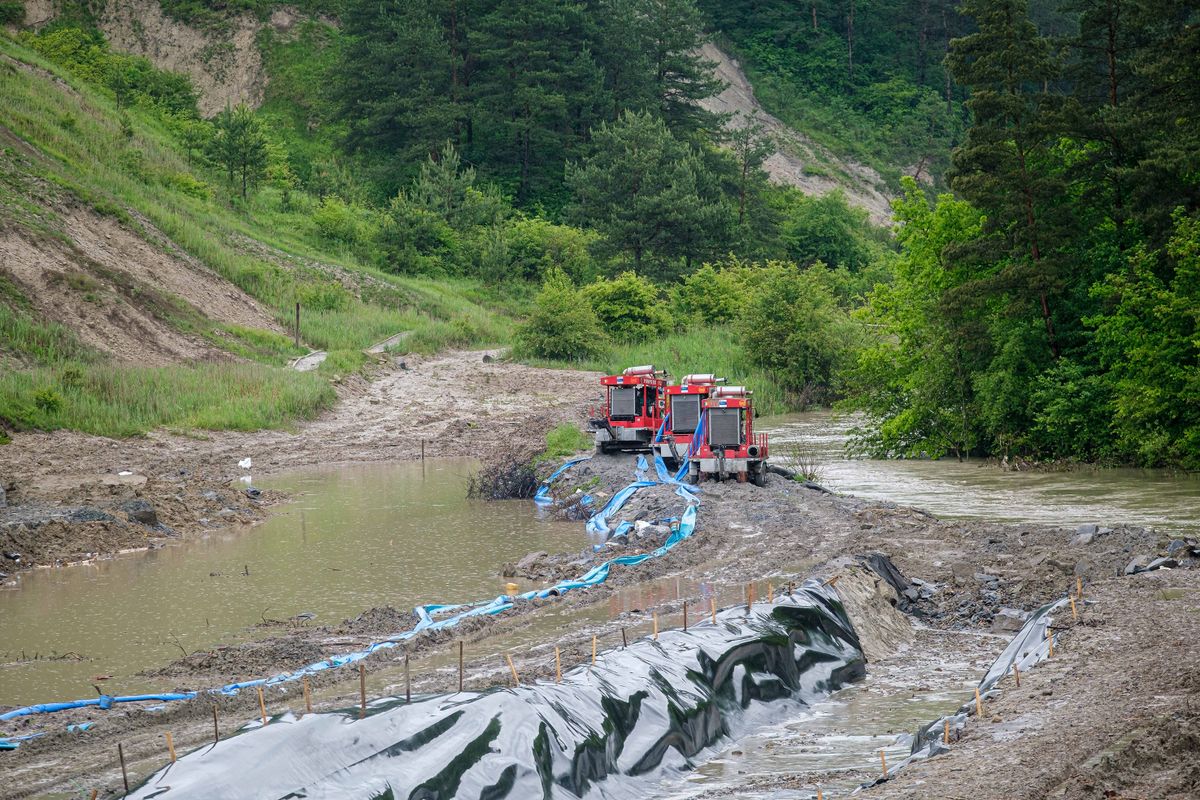 Parajd, 2025. május 28.
A Korond-pataknak a Só-szorosban lévő mederszakaszában kialakult víznyelőkbe ömlik a víz, amely a parajdi sóbányába tör be 2025. május 28-án. A patakmederben több víznyelő is kialakult, amelyeknek mérete a heves esőzések következtében kialakult áradások miatt megnövekedett. Várhatóan május 28-án a létesítmény turisták által látogatható részét is eléri a víz. A Hargita megyei önkormányzat válságstábot hozott létre a turizmus megmentésére.
MTI/Veres Nándor