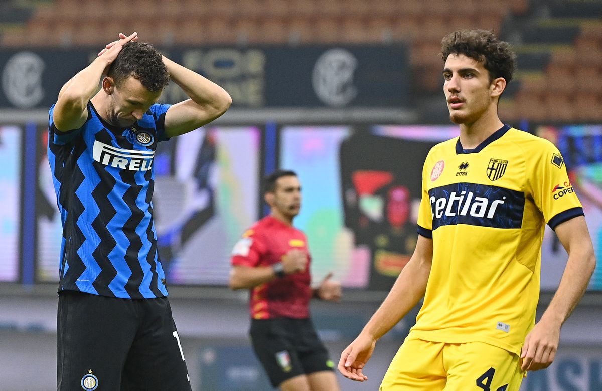 Inter Milan's Croatian midfielder Ivan Perisic (L) reacts after missing a chance as Parma's Hungarian defender Botond Balogh (R) looks on during the Italian Serie A football match between Inter Milan and Parma at The Meazza Stadium in Milan on October 31, 2020. (Photo by Vincenzo PINTO / AFP)