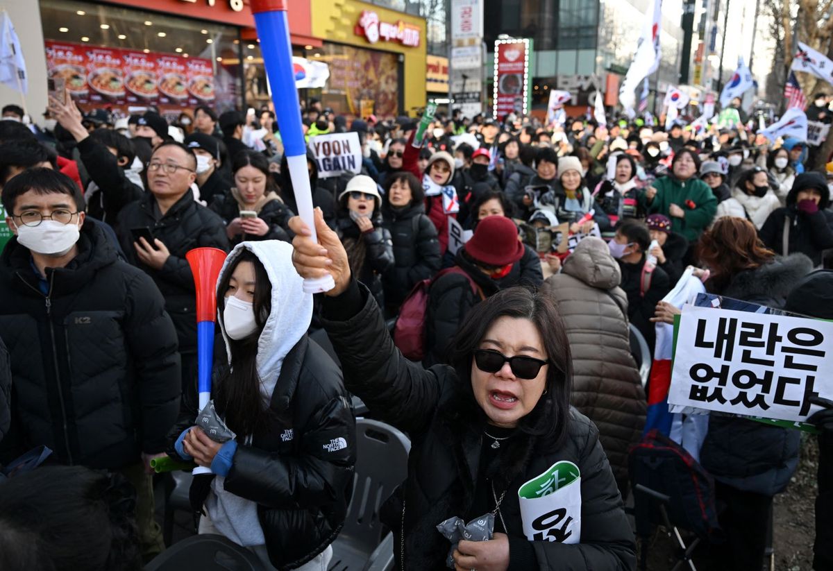 A leváltott dél-koreai elnök, Jun Szogjol támogatói a Szöuli Központi Kerületi Bíróság közelében 2026. február 19-én