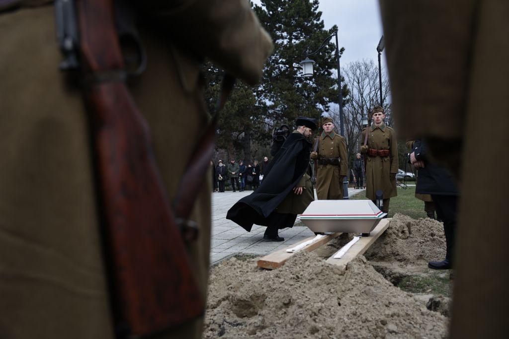 hősi halott magyar katona újratemetési szertartása Fiumei úti sírkert 