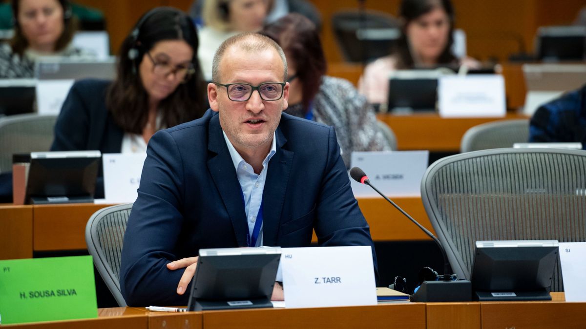 Ursula von der Leyen mögé bújt Tarr Zoltán, elárulta a magyar diákokat