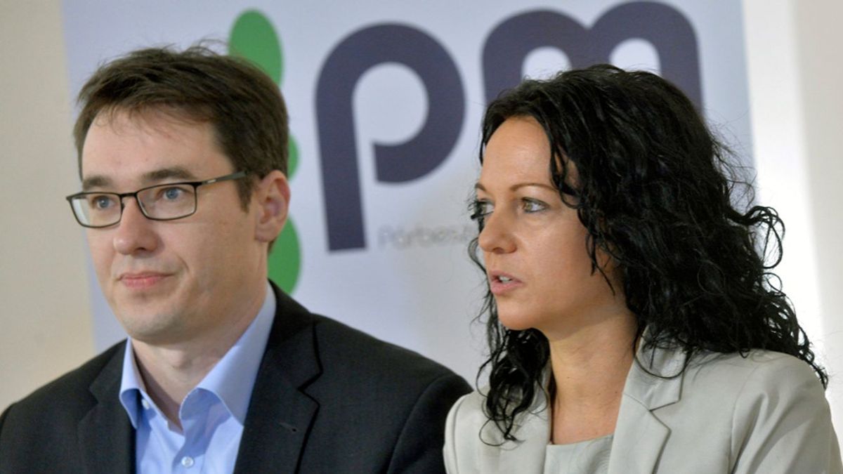 2016. január 10. Szabó Tímea, a Párbeszéd Magyarországért (PM) újraválasztott társelnöke, a párt elnökségének tagja beszél (j), mellette Karácsony Gergely, a PM újraválasztott társelnöke, a párt elnökségi tagja a PM tisztújító kongresszusa utáni sajtótájékoztatón a budapesti K11 Művészeti és Kulturális Központban 2016. január 10-én. MTI Fotó: Máthé Zoltán Fotó: Máthé Zoltán