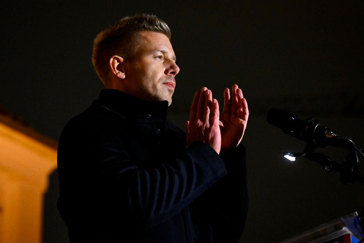 Magyar Péter, a Tisza Párt elnöke a párt tüntetésén a Sándor-palota előtt 2025. december 13-án. A demonstrálók az állami gyermekvédelmi intézetekben folyó visszaélések, bántalmazások ellen tüntettek.
MTI/Hegedüs Róbert