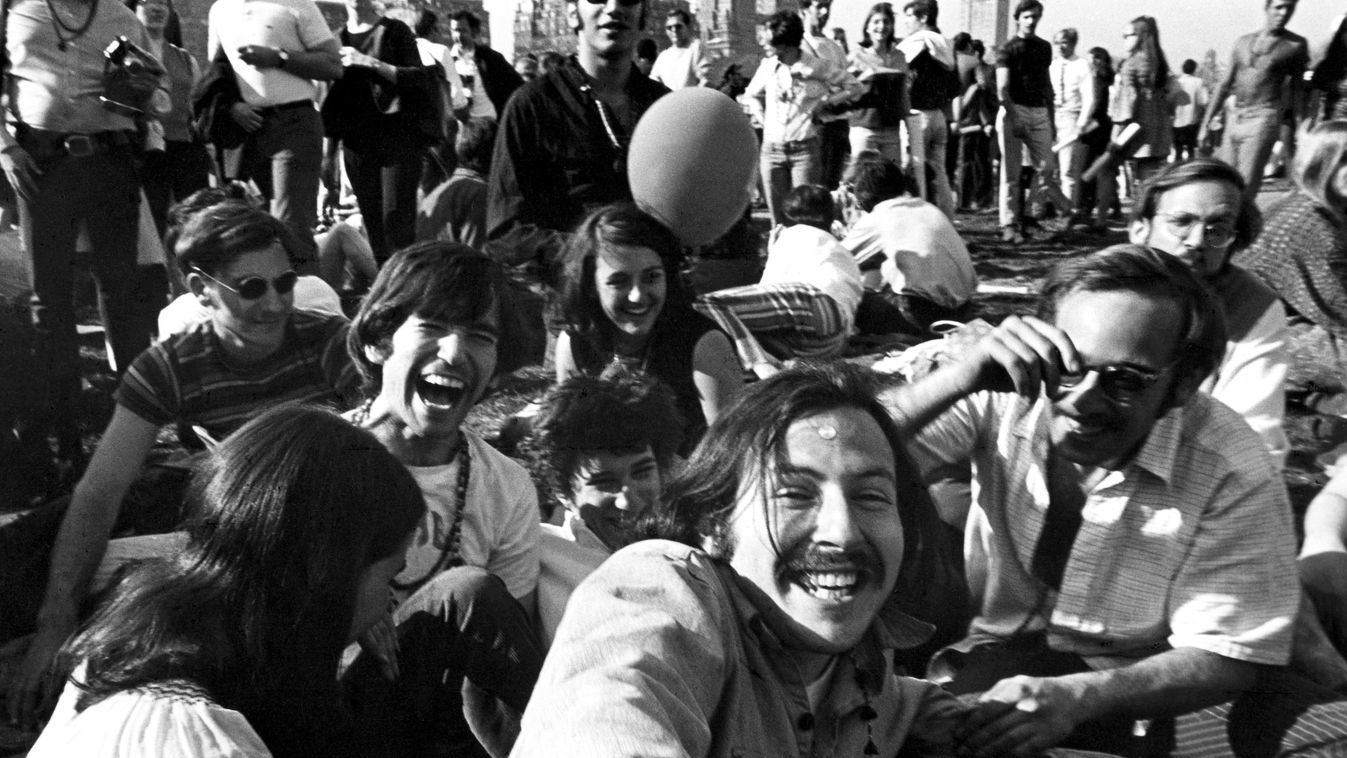 NEW YORK, NY - APRIL, 1967:  Hank Berman, Alan Binstock, Jerry Bayer and Ken Wolman trippin' out on acid in Central Park, in April, 1967 in New York, New York.  (Photo by Robert Altman/Michael Ochs Archives/Getty Images) Lugas