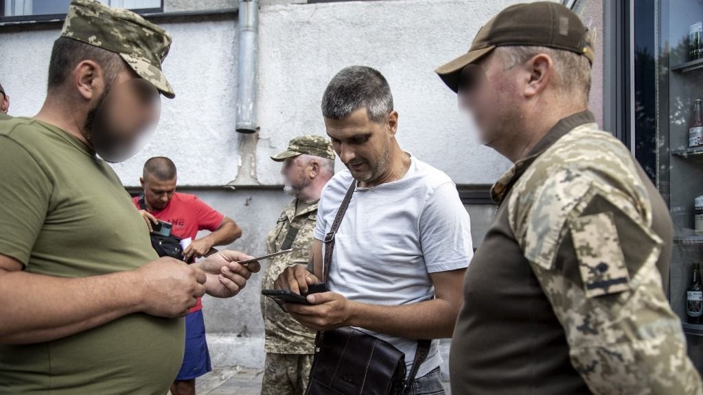 A TCK toborzói válogatás nélkül rabolják el az ukrán férfiakat