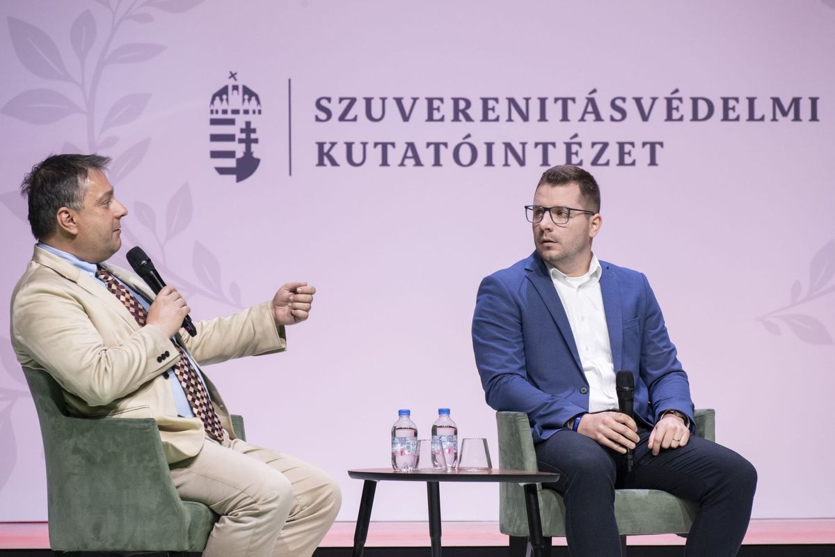 Kiszelly Zoltán, a Századvég Alapítvány politikai elemzési igazgatója és Tóth Erik, az Alapjogokért Központ kutatási igazgatója (b-j) a Harc a nemzeti szuverenitásért című konferencia pódiumbeszélgetésén a Hagyományok Házában 2025. június 24-én