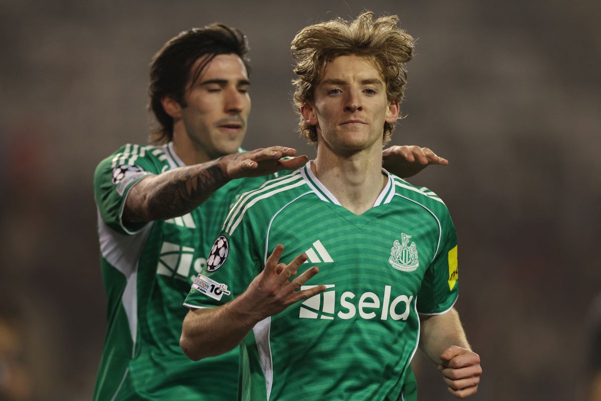 Anthony Gordon mutatja is, négy gólt szerzett a Qarabag ellen