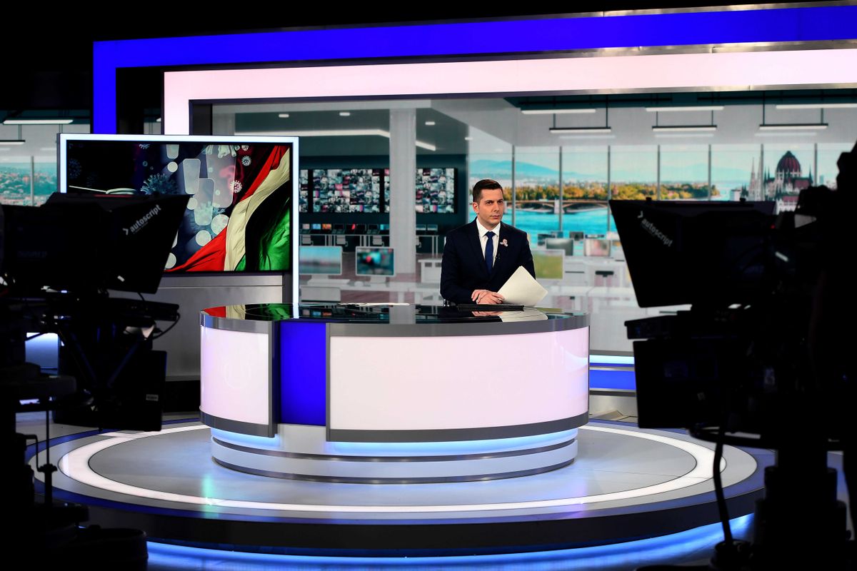 Budapest, 2020. március 15.
Kontra György, az M1 Híradó bemondója a vizuális megjelenésében megváltozott 4-es stúdióban a közmédia Kunigunda úti gyártóbázisán 2020. március 15-én. Indulása után 5 évvel, március 15-től megújult az M1 arculata. A közszolgálati hírcsatorna logójában és stúdió vizuális megjelenésében változik meg. A háttérként szolgáló plazmatévék helyett ezentúl korszerű összefüggő ledfalak lesznek.
MTI/Illyés Tibor