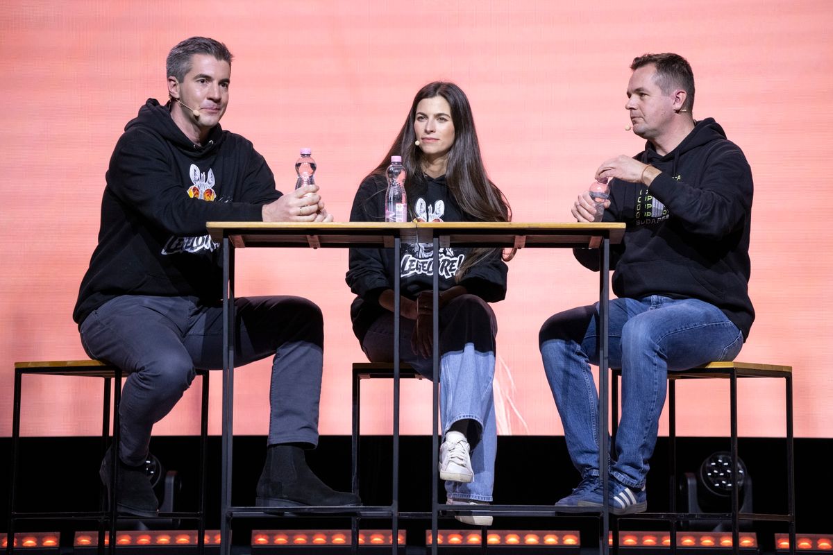 Budapest, 2026. február 12.
Kocsis Máté, a Fidesz frakcióvezetője, a Zebra Digitális Polgári Kör (DPK) alapítója, Szentkirályi Alexandra, a Fidesz budapesti elnöke és Németh Balázs országgyűlési képviselő-jelölt (b-j) a Zebra DPK országjárásának fővárosi rendezvényén a Riz Levente Sport- és Rendezvényközpontban 2026. február 12-én.
MTI/Szigetváry Zsolt