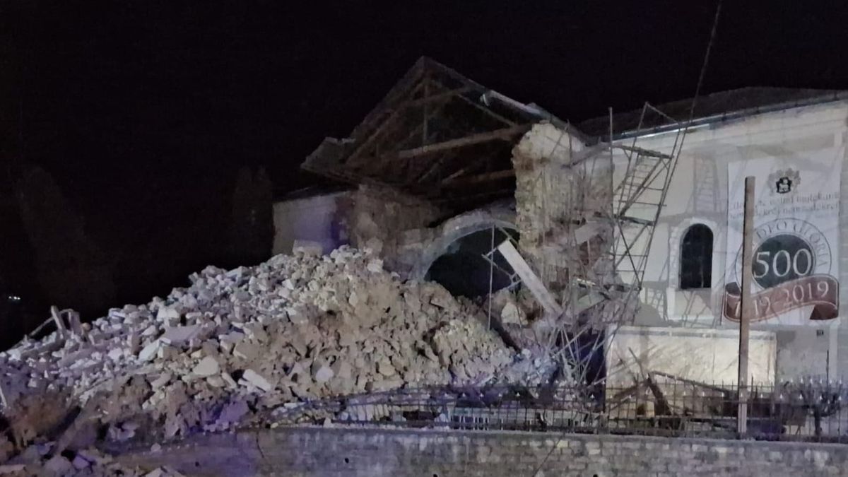 Tragédia Szilágycsehen: leomlott a református templom tornya + videó