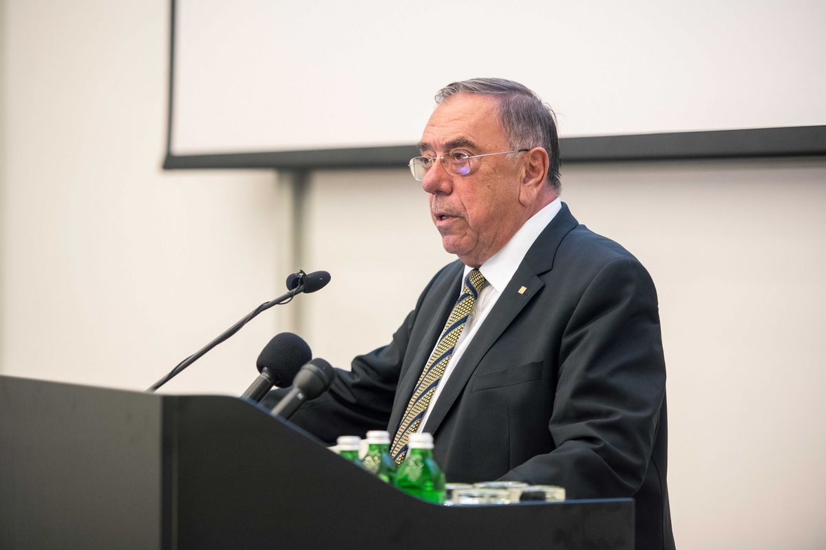 Pécs, 2020. szeptember 25.
Kovács L. Gábor akadémikus, szakmai vezető beszél a Pécsi Tudományegyetem humán reprodukciós nemzeti laboratóriuma és a virológiai nemzeti laboratórium megnyitása alkalmából tartott rendezvényen a Pécsi Tudományegyetem Szentágothai János Kutatóközpontjában 2020. szeptember 25-én. Tizenhét Nemzeti Laboratórium és egy kutatólaboratórium kialakítását, működésének megkezdését támogatja a kormány, idén 14 milliárd, a következő években összesen mintegy 90 milliárd forinttal. Az elsőként megnyíló két pécsi laboratórium egyike Jakab Ferenc professzor szakmai vezetésével virológiai területen tevékenykedik.
MTI/Sóki Tamás