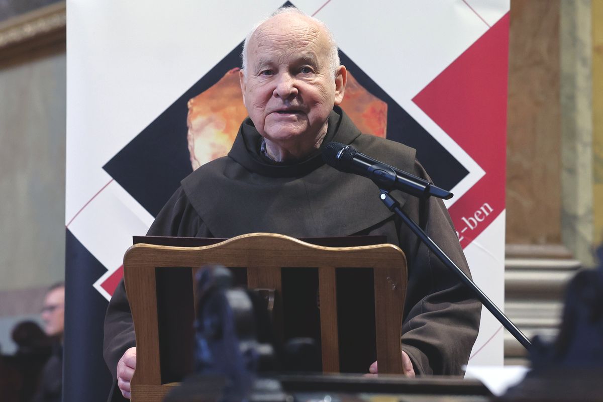 Hit pajzsa díj átadása Belvárosi Ferences templom A 2026. év kitüntetettje:
Reisz Péter Pál OFM, az esztergomi ferences gimnázium egykori tanára, igazgatója