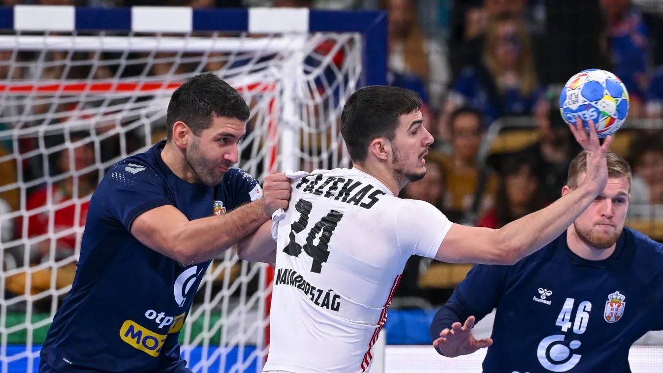 München, 2024. január 14. Fazekas Gergő (j) és a szerb Predrag Vejin a férfi kézilabda olimpiai kvalifikációs Európa-bajnokság Szerbia - Magyarország mérkőzésén a müncheni Olympiahalléban 2024. január 14-én. 