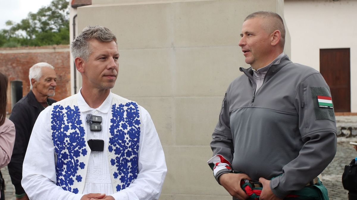 20250524 Nagyvárad
Lezárult Magyar Péter a Tisza Párt elnökének 10 napos zarándokútja, amely május 14-én indult a budapesti Szent István Bazilika elől, és május 24-én ért véget a romániai Nagyváradon.
fotó: Havran Zoltán (HZ)
MW
képen: Ruszin-Szendi Romulusz volt honvéd vezérkari főnök és a Tisza mostani szakpolitikusa