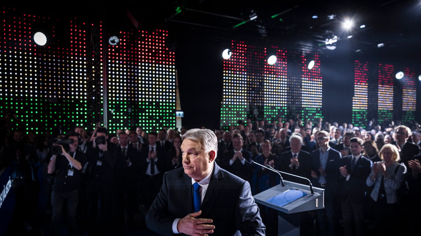 A Miniszterelnöki Kommunikációs Főosztály által közreadott képen Orbán Viktor miniszterelnök az évértékelő beszéde végén a Várkert Bazárban 2026. február 14-én (Fotó: MTI/Miniszterelnöki Kommunikációs Főosztály/Kaiser Ákos)