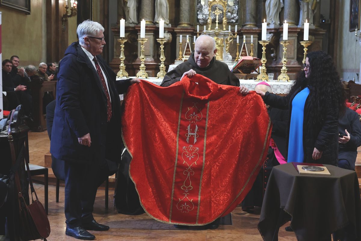 Hit pajzsa díj átadása Belvárosi Ferences templom A 2026. év kitüntetettje:
Reisz Péter Pál OFM, az esztergomi ferences gimnázium egykori tanára, igazgatója