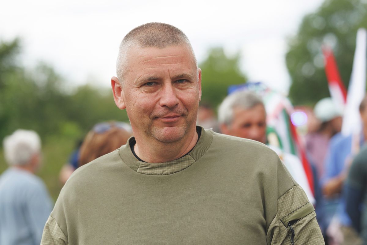 20250520 Ecsegfalva  
Magyar Péter, a Tisza Párt elnöke az Egymillió lépés a békéért és a nemzeti összefogásért elnevezésű országjáráson. A menet során mintegy 300 kilométert tesznek meg Nagyváradig, ami az országjárás célállomása lesz.

Fotó: Hatlaczki Balázs  HB 
MW

A képen:  Ruszin-Szendi Romulusz a Tisza Párt szakpolitikusa Ecsegfalva közelében