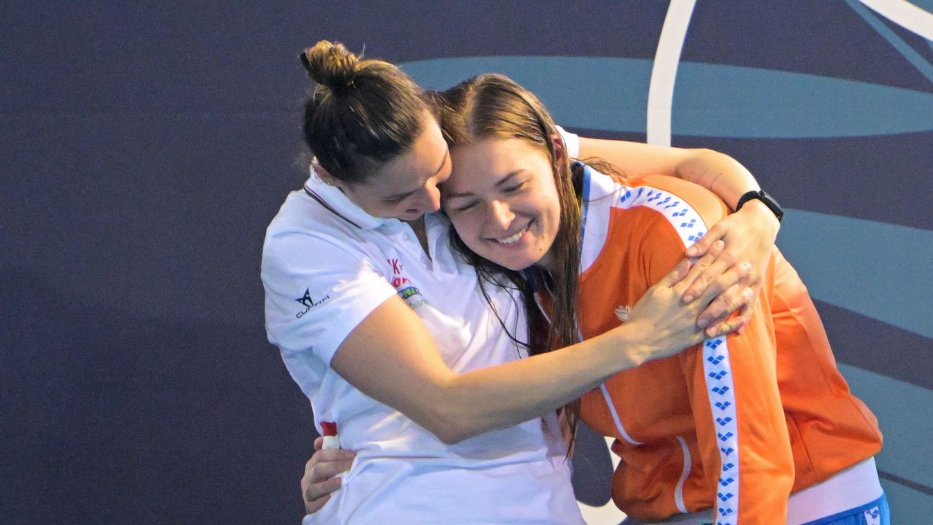 Keszthelyi Rita
Funchal, 2026. február 5.
Keszthelyi Rita (b) és a holland Simone Van De Kraats a női vízilabda Európa-bajnokság eredményhirdetésén a funchali Olimpiai Uszodakomplexumban 2026. február 5-én.
MTI/Szigetváry Zsolt