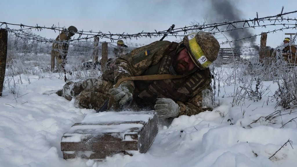 Van apa, aki maradna a gyerekei mellett, miközben a kényszersorozás árnyéka ott lebeg felette