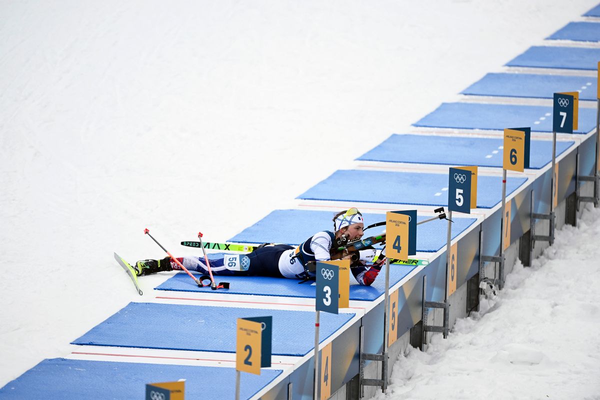 Justine Braisaz-Bouchet nagyon rosszul lőtt a milánói–cortinai téli olimpia egyéni indításos biatlon versenyében, tolvaj csapattársa, Julia Simon győzelme sem tehette boldoggá