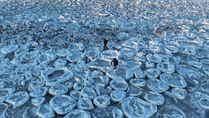 Lengyelország - A befagyott Balti-tengeren sétálnak Mikoszewo közelében