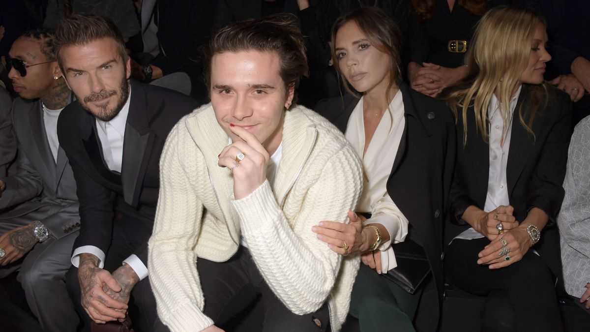 PARIS, FRANCE - JANUARY 17: (L to R) David Beckham, Brooklyn Beckham, Victoria Beckham and Kate Moss attend the Dior Homme Menswear Fall/Winter 2020-2021 show as part of Paris Fashion Week on January 17, 2020 in Paris, France.  (Photo by David M. Benett/Dave Benett/Getty Images)