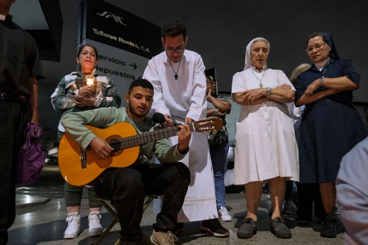 Venezuela, Caracas – Politikai foglyok hozzátartozói az El Helicoide börtön előtt